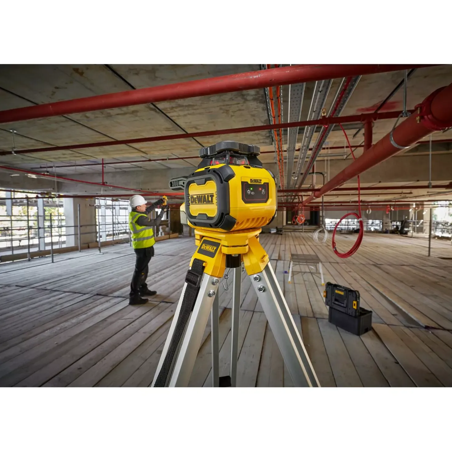 DeWALT DCLE05211RL-XJ Roterende Laser set incl. statief, ontvanger en meetlat in koffer - rood - 30m - IP54