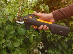 Fiskars accu snoeischaar M bypass met ingebouwde accu