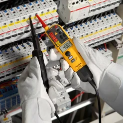 Fluke T130 Tweepolige spannings- en doorbeltester met LCD scherm - Ohm-meting - schakelbare belasting - AC/DC 690V