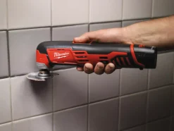 Milwaukee C12 MT-402B 12V Li-Ion Accu multitool set (2x 4.0Ah accu) + 8 delige accessoireset in tas - variabel