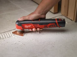 Milwaukee C12 MT-402B 12V Li-Ion Accu multitool set (2x 4.0Ah accu) + 8 delige accessoireset in tas - variabel