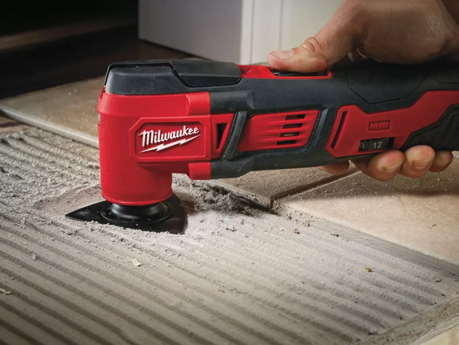 Milwaukee M18 BMT-0 18V Li-Ion accu multitool body + 8 delige accessoireset