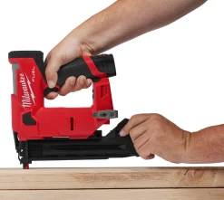 Milwaukee M12 FCN18GS-202X 12V Li-ion accu Rechte tacker set (2x 2.0Ah accu) in HD Box - 18Ga