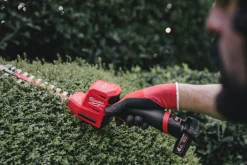 Milwaukee M12 FHT20-402 FUEL 12V Li-Ion accu heggenschaar (2x 4,0 Ah accu) set - 200mm - koolborstelloos
