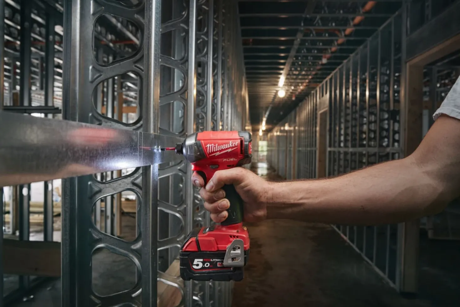 Milwaukee M18 FQID-501B 18V Li-ion accu slagschroevendraaier set (1x 5.0Ah accu) in tas