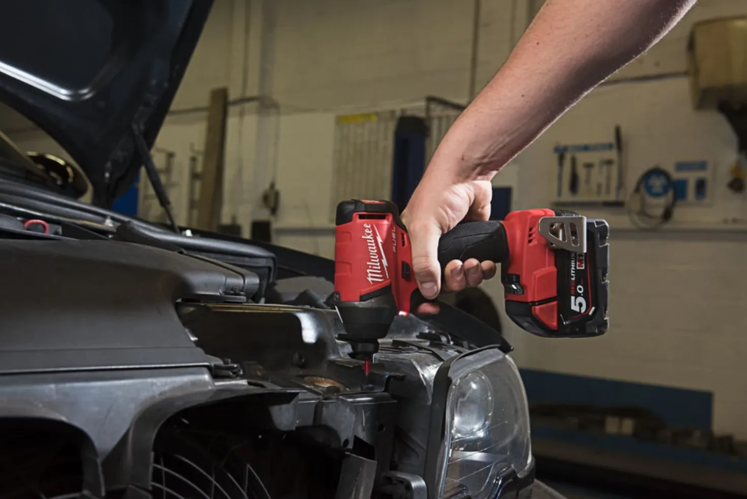 Milwaukee M18 FQID-501B 18V Li-ion accu slagschroevendraaier set (1x 5.0Ah accu) in tas