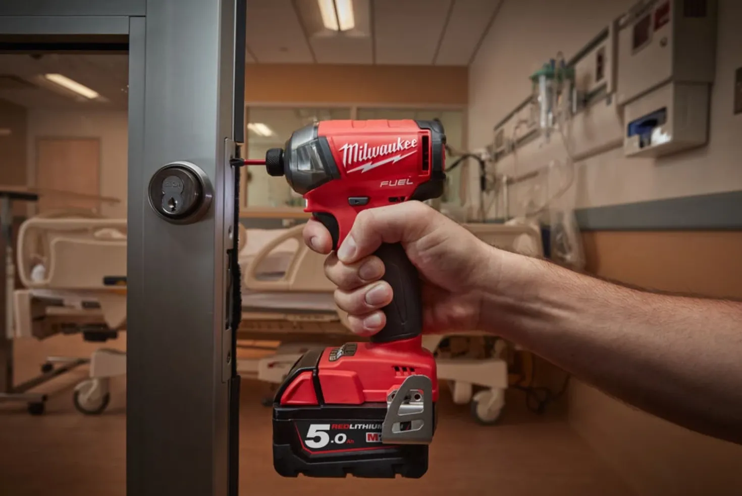 Milwaukee M18 FQID-501B 18V Li-ion accu slagschroevendraaier set (1x 5.0Ah accu) in tas